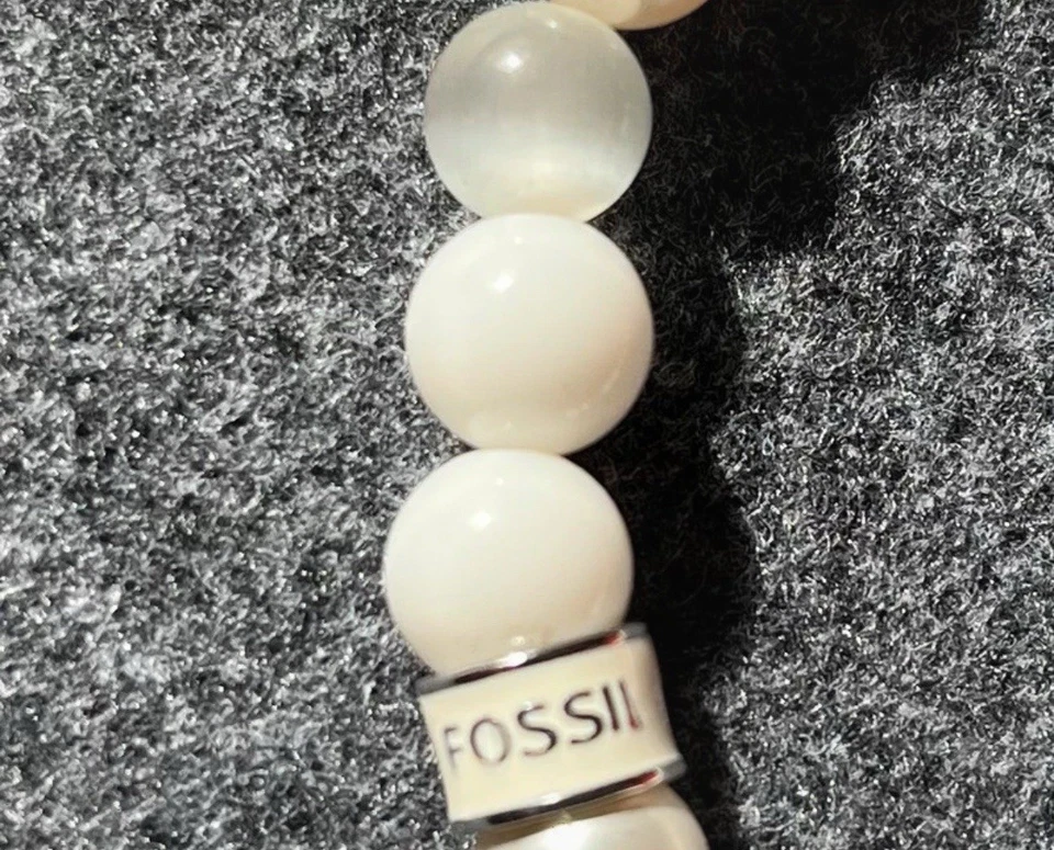 Weißes Perlenarmband mit Anhänger von Fossil Schmuck - Bild 4 von 4
