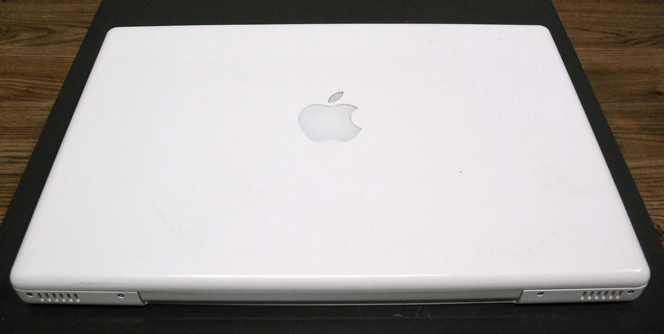 Apple MacBook 2.0 GHz Core 2 Duo 13" 4.0GB 320GB HD 2009 - GRADE A - Image 4 of 4