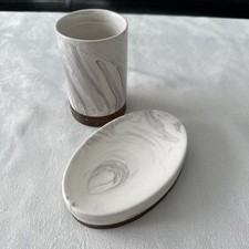 Badset Seifen und Zahnbürstenhalter Aus Porzellan und Holz In Marmordesign