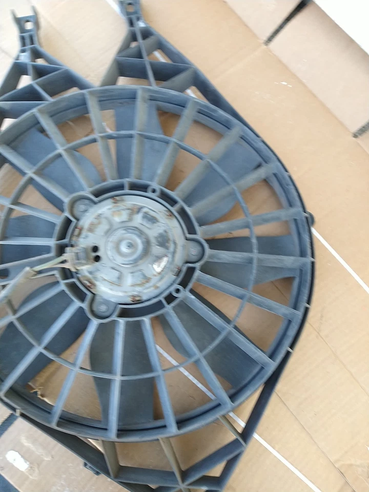 2001 2002 2003 DODGE DURANGO 4.7L 5.9L Radiator Cooling Fan Assembly 52028939AD Foto 3 de 4