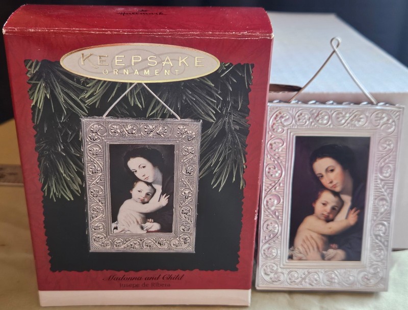 HALLMARK KEEPSAKE ORNAMENT MADONNA AND CHILD 1996