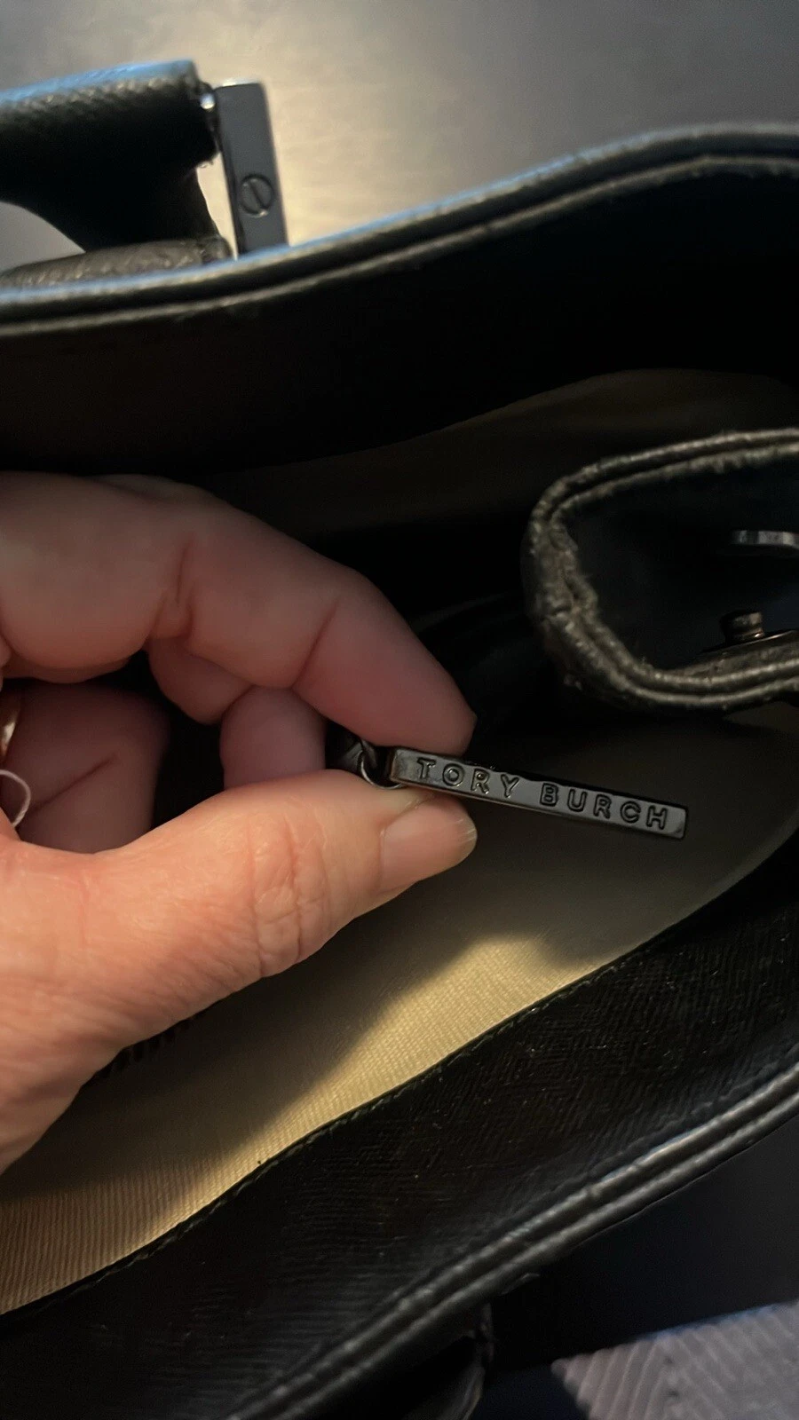 Borsa a mano Tory Burch in pelle nera.