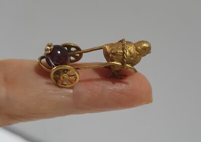 Vintage Osterschmuck, Miniatur Messing Hühner Ziehen Eierwagen