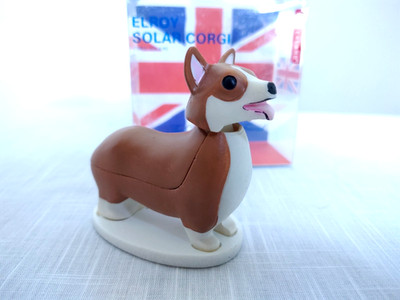 SOLAR POWERED CORGI~HEAD MOVES ~   QUEEN OF ENGLANDS FAVORITE DOG