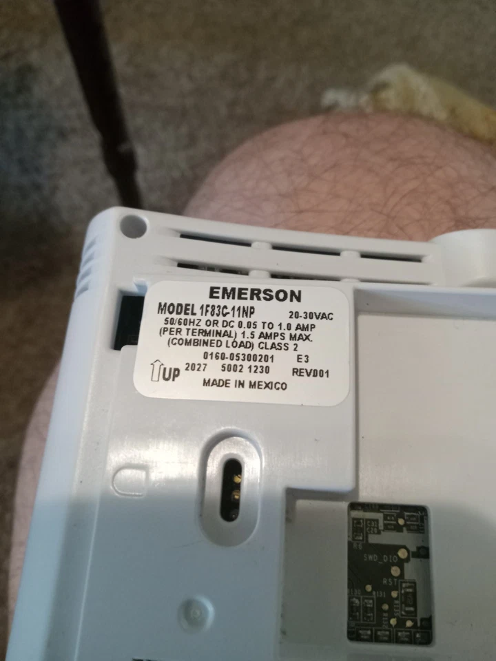 Termostato no programable Emerson 1F83C-11NP serie 80 1 calor 1 frío Foto 2 de 3