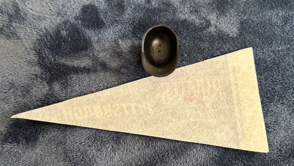 Lote de mini banderines y mini cascos de bateo vintage de los Piratas de Pittsburgh MLB Rico 9”x4” Foto 4 de 4