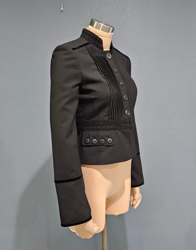 Chaqueta Blazer CYNTHIA Cynthia Steffe Negra Estilo Militar Peplum Recortada 4 Foto 4 de 4