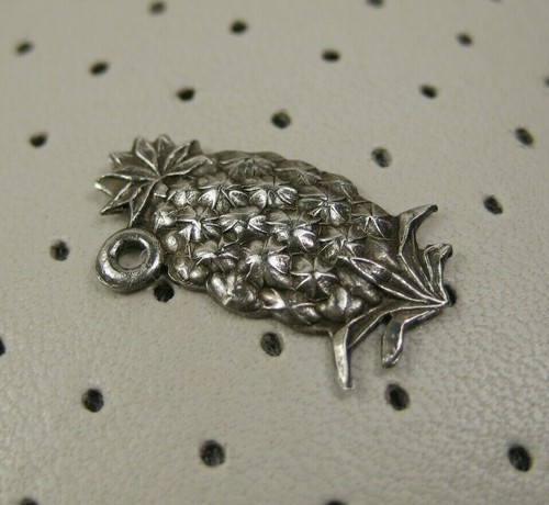 Small Vintage Solid Sterling Silver Hawaiian Pineapple Charm 925 - Picture 2 of 3