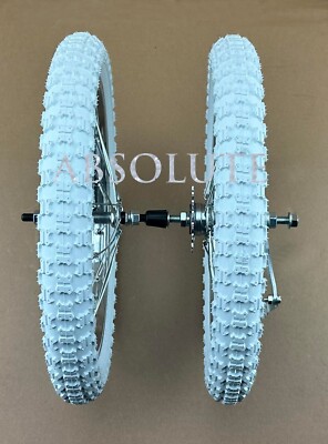 Roue de vélo avec des rayons et des pneus isolé sur fond blanc Photo Stock - Alamy