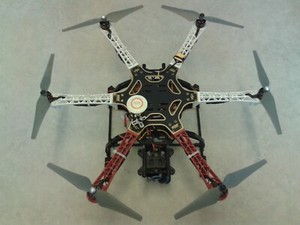 DJI F550 Hexacopter Naza V2 GPS E300 System 920Kv Motoren ESC Tarot Gimbal Drohne