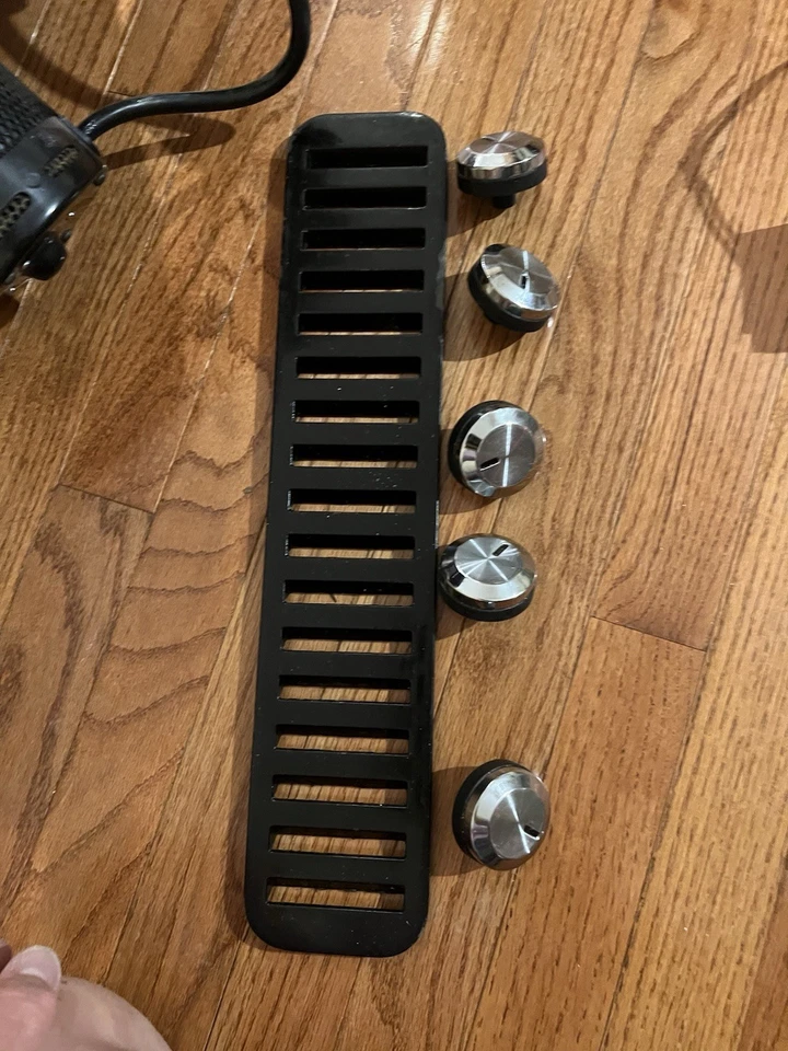 Perilla de cocina cromada 5 y aire Ven para ayuda de cocina modelo #KECD807XBL00 Foto 3 de 4