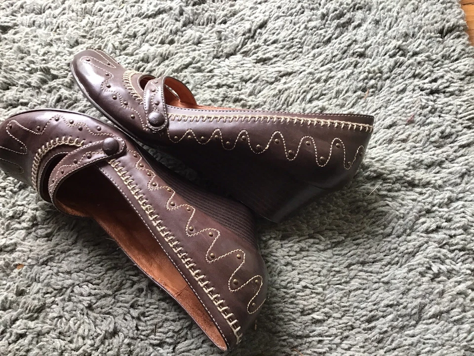 Zapato de tacón de cuña Mary Jane marrón casa de muñecas talla 9 1/2M Foto 3 de 4