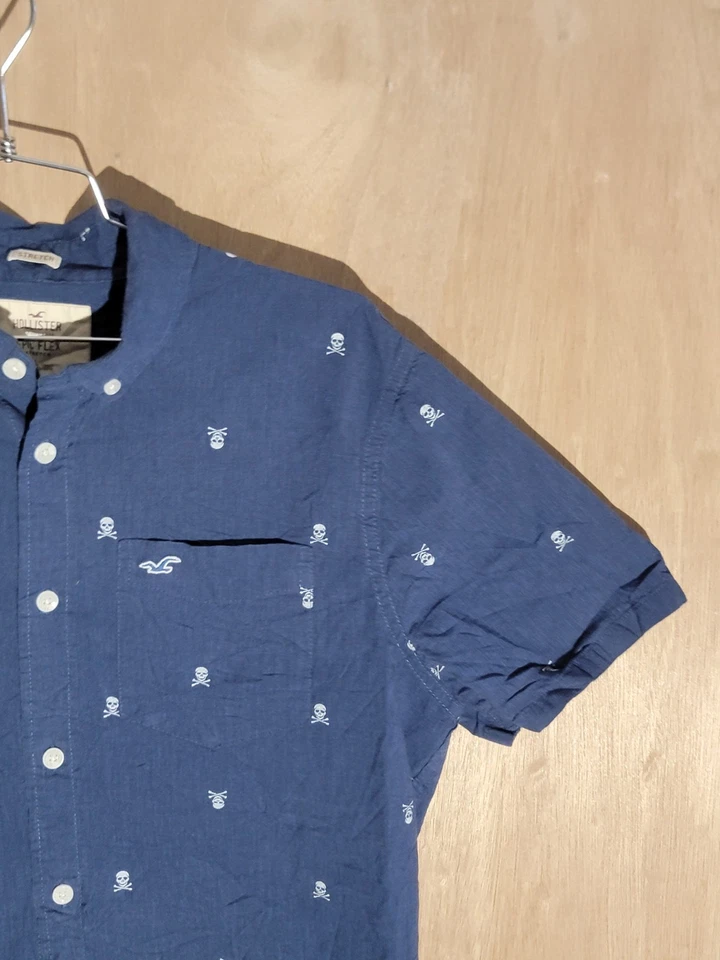 Мужская рубашка Hollister Epic Flex эластичная на пуговицах темно-синяя с принтом в виде черепа размер L - Изображение 3 из 4