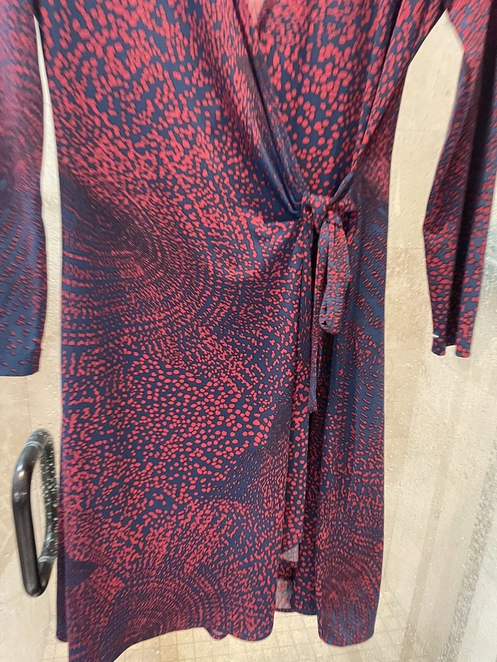 VESTIDO CRUZADO ESTAMPADO ADELE COMBO ROJO AZUL AZRIA BCBG MAX TALLA M Foto 4 de 4