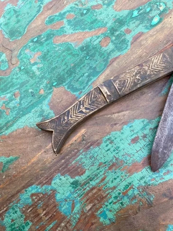 Navaja de bolsillo plegable antigua de acero y latón con hoja de empuñadura en forma de pez Foto 4 de 4