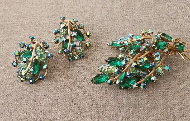 VINTAGE JUDY LEE GLAM GREEN RHINESTONE PIN BROOCH AND CLIP ON EARRING SET