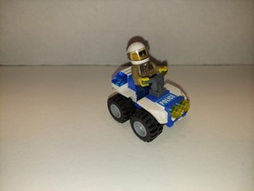 LEGO 4437 City: Police Pursuit. 100% Complete W/Manual. Manual Is In Bad Shape.