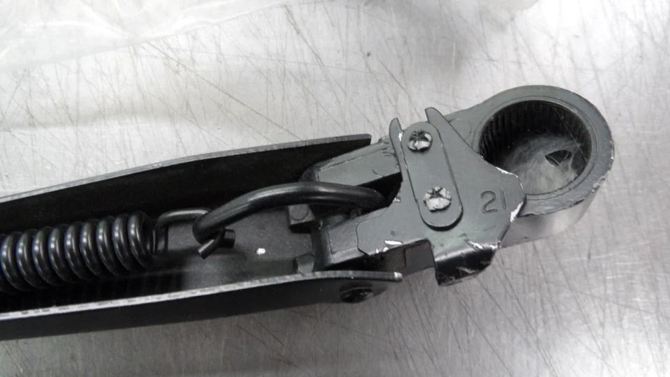 OMIX 19710.05 FRONT WINDSHIELD WIPER ARM WITH BLADE, 97-06 JEEP WRANGLER TJ - Image 4 of 4