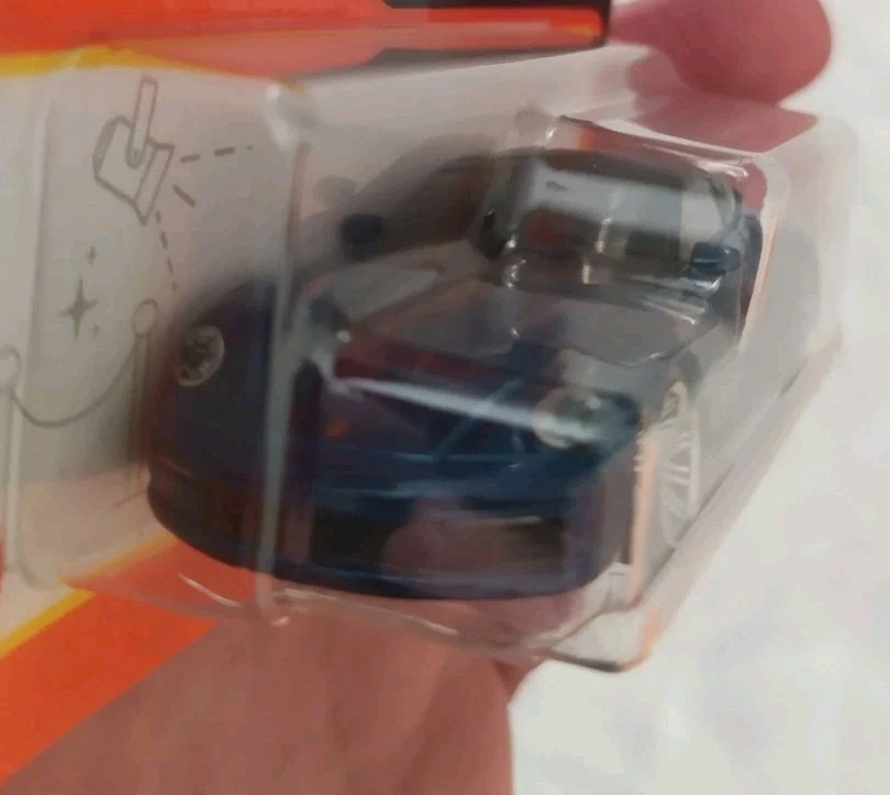 Matchbox 2024 Porsche 911 Targa 4 Blue 1:64 - Immagine 2 di 4