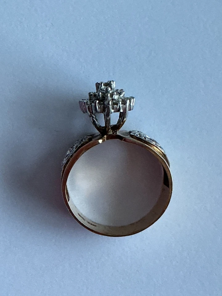 ANILLO DE CÓCTEL CORAZÓN CON RACIMO DE DIAMANTES DE ORO AMARILLO DE 10 QUILATES - 4,9 GRAMOS - TALLA 7,25 DSVA Foto 3 de 4