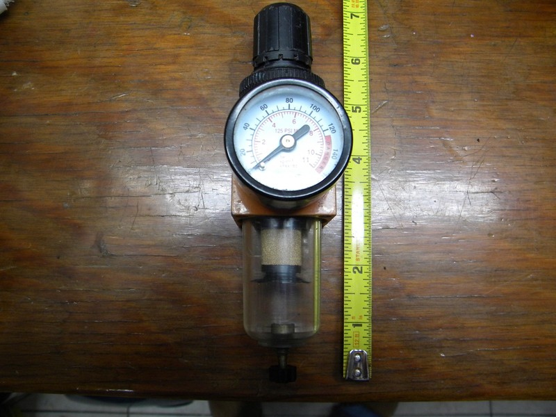 Small regulator valve, compressed air regulator.