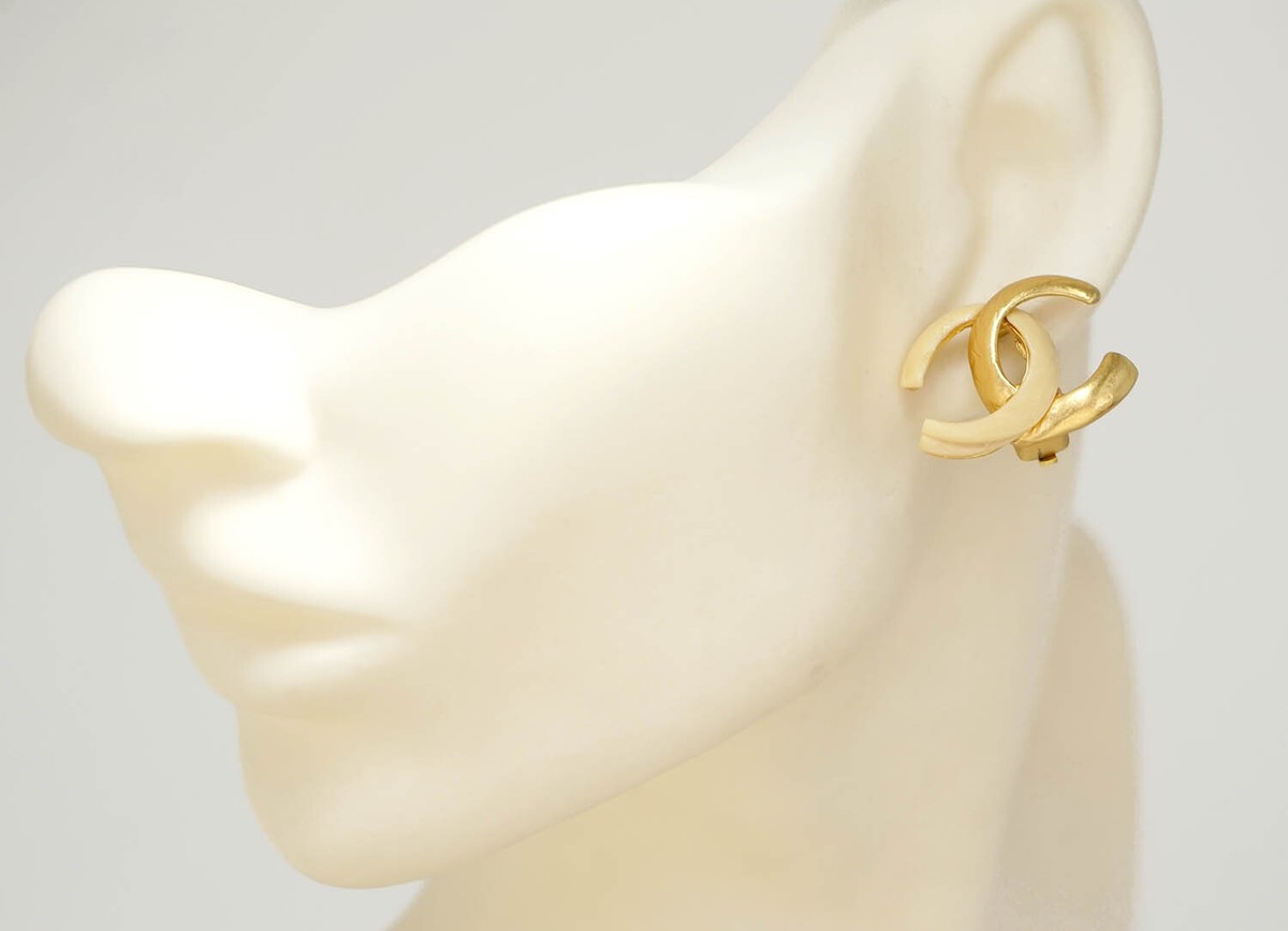Chanel *RARE* Bi-Color Clip-On Earrings Authentic Vintage CHANEL 1980s Pearl Logo Round Clip-On  main image 2