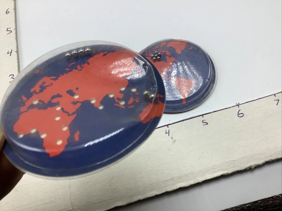 2 Dexterity puzzles - world maps, unmarked vintage plastic, pushed in a bit - Image 2 of 4