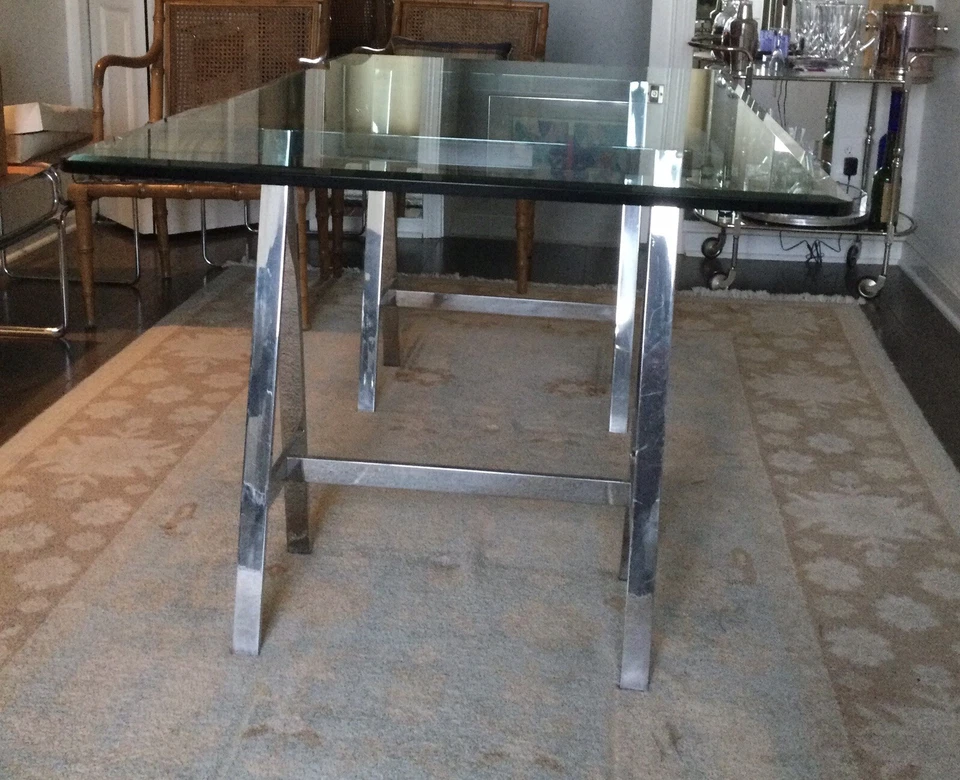 Mesa de comedor rectangular con tapa de vidrio pesado.  Borde biselado. Bases de acero inoxidable. Foto 2 de 4