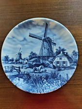 DELFT (Hollande).ancien plat aux Moulins, en faïence bleue.signature et tampon