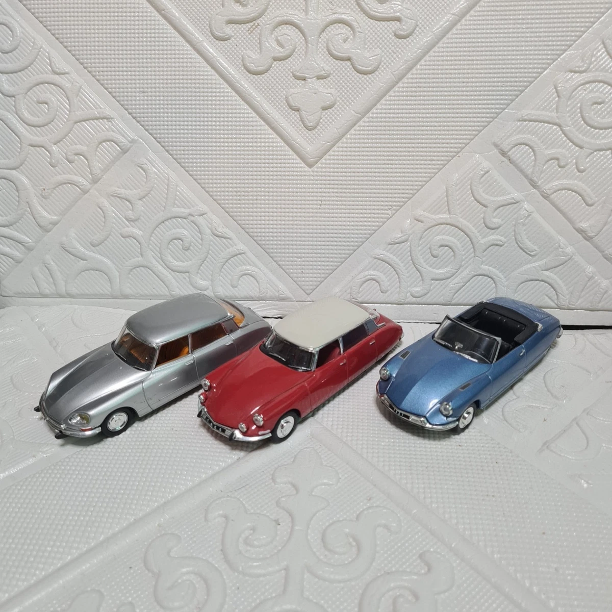 Citroen Traction 15 six universal hobbies 1/43° – Les Miniatures