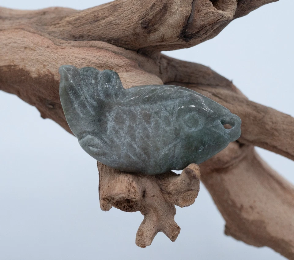 Pez tallado azulado/verde jadeíta natural 4,1 gramos GIA evaluado Foto 2 de 4