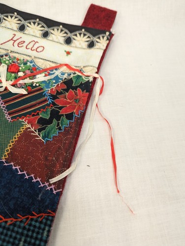 Calza natalizia fatta a mano stile patchwork "Ciao" con punti e nastri - Foto 4 di 6