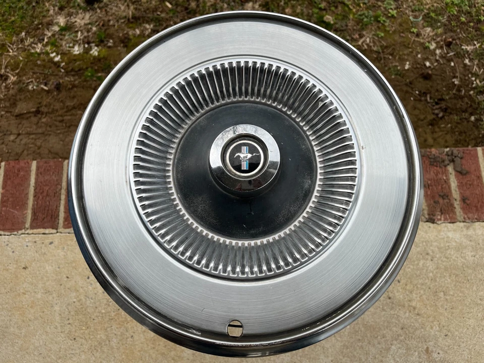 Tapacubos cubierta rueda Ford Mustang 13" OEM 1970 1971 1972 1973 ALEACIÓN DE METAL Foto 2 de 3