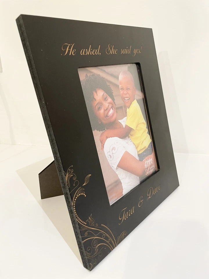 Marco de fotos grabado personalizado de 5” X 7” - Madera - “Tara y Dave” - Compromiso Foto 2 de 3