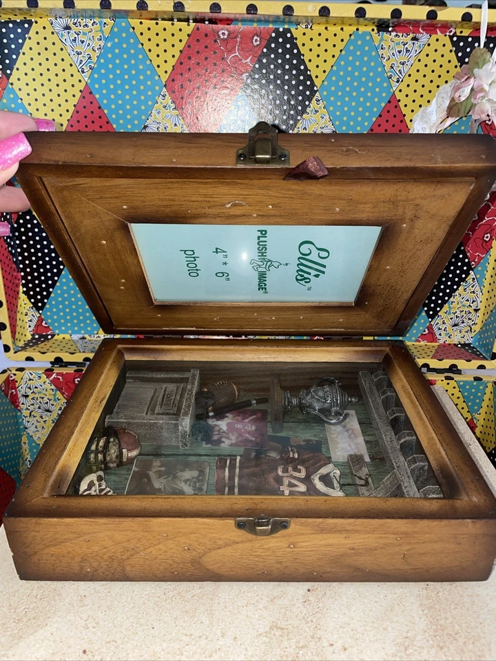 Caja de sombra de recuerdos de fútbol de madera 3D ~ Ellis por imagen de peluche Foto 3 de 4