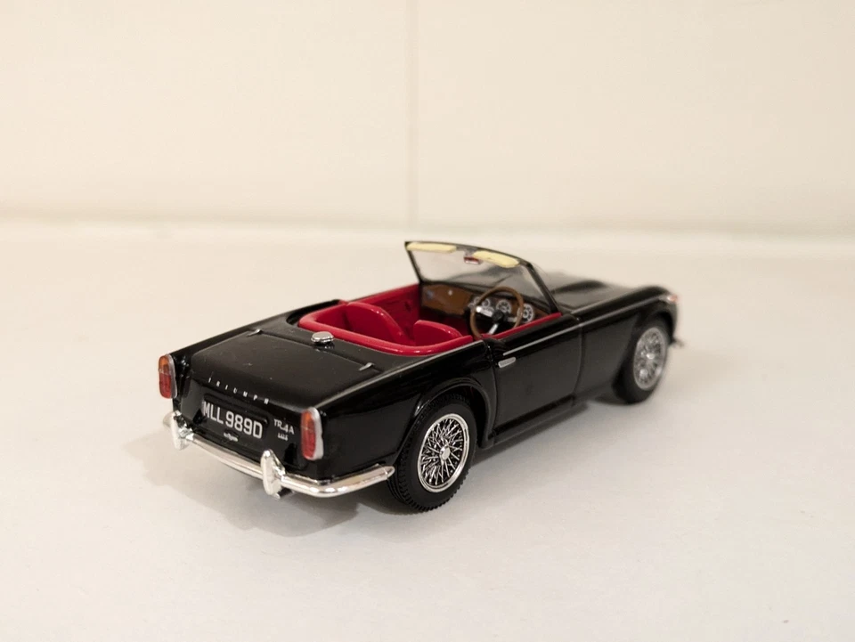 *DEFECTED* Corgi Vanguards Triumph TR4A Black - VA11501 - 1/43 scale model - Image 2 of 4