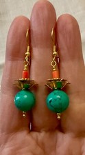 ANCIENNES  BOUCLES D'OREILLES PLAQUÉ OR  - CORAIL &  TURQUOISE SCULPTÉS