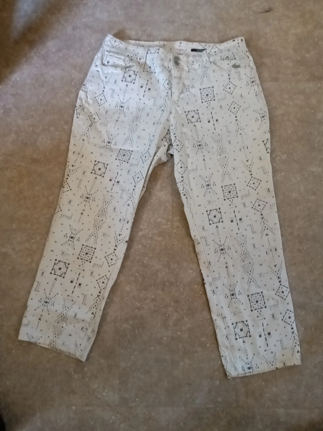Size 12 Style & Co Capri Pants Womens Tribal Pattern Straight Leg Button Accent
