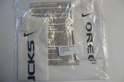 NEW Nike Women 1 PAIR ARM SLEEVES XSmall OREGON DUCKS Team Issue White VB Basket - Picture 2 of 8