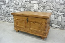 Antiguo baúl de madera de pino encerado alrededor de la década de 1820