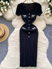 Schwarzes Strickkleid Kurzarm V-Ausschnitt Kn...