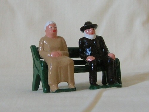Old Man & Woman seated on a bench, G scale train figures, Grey Iron Reproduction - Picture 3 of 3