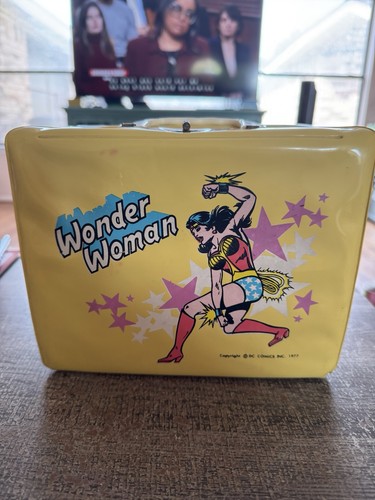 Aladdin 1977 Yellow Wonder Woman Vinyl Lunch Box W/Thermos. & Handle