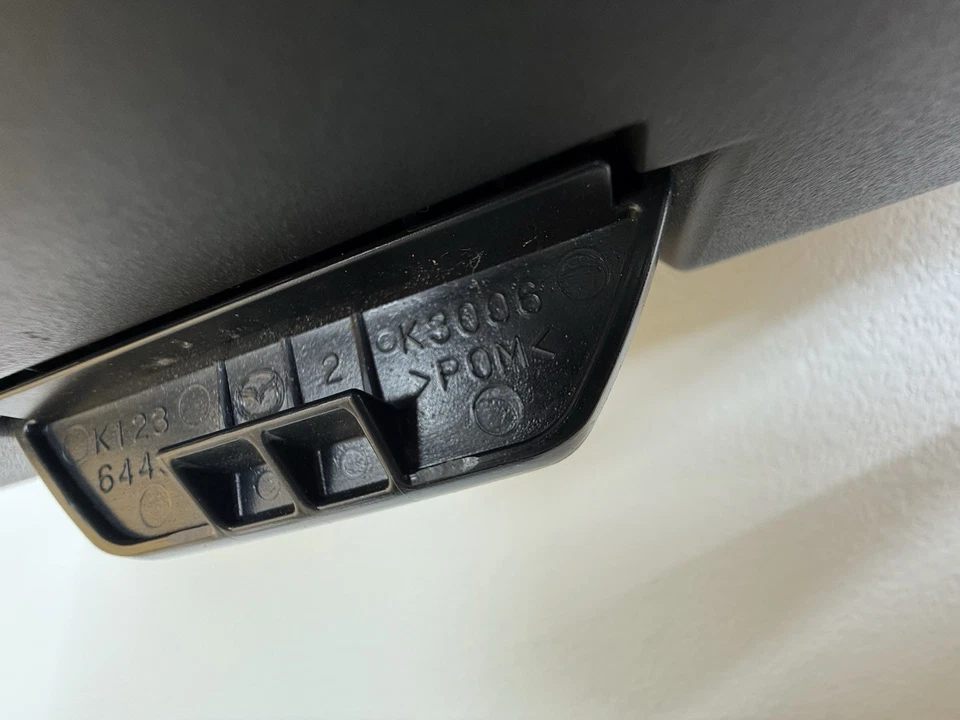 Mazda CX-5 2017-2023 consola central reposabrazos tapa OEM negro Foto 4 de 4