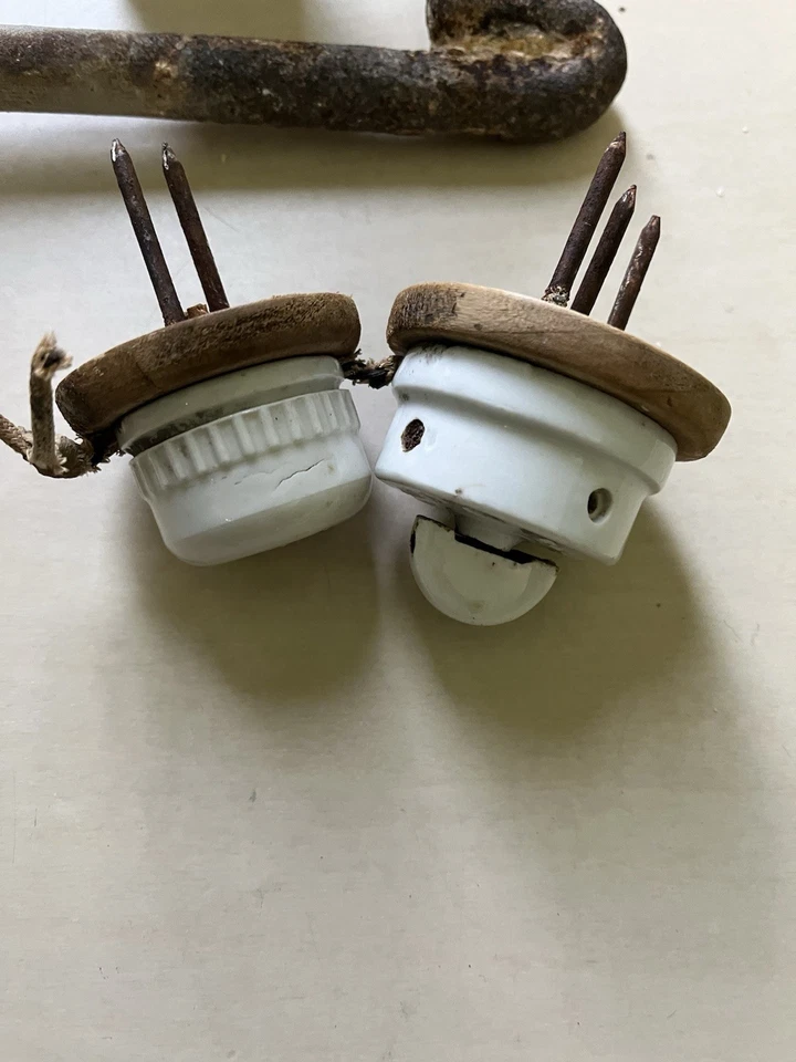 MATERIALE ELETTRICO ANTICO COPPIA DI  ISOLATORI IN PORCELLANA ALTEZZA CM 5,2  - Immagine 3 di 4