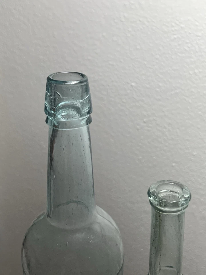 Lote de 2 botellas de vidrio de la era de la Guerra Civil botellas de licor y salsa Foto 3 de 3