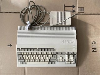 Commodore Amiga 500 A500 Vintage Computer mit Netzteil für Teile oder Reparatur