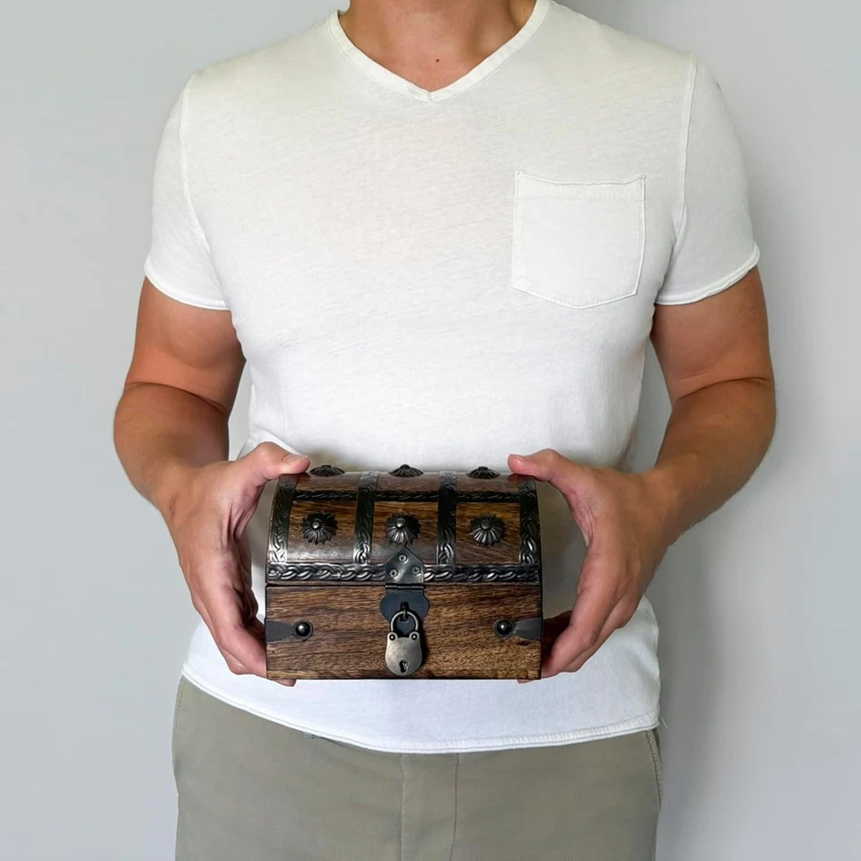 Cofre del tesoro pirata bloqueable hecho a mano para niños - Caja de almacenamiento de madera única Foto 4 de 4