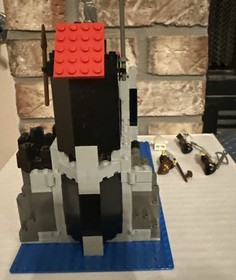 LEGO Castle: 6075 Wolfpack Tower Complete with minifigures & Instructions