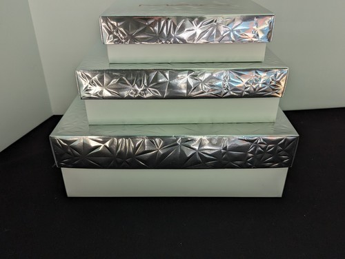 MAC Nesting Boxes Make-Up Christmas 2023 Set of 3 Embossed Silver Red White - 第 5/10 張圖片